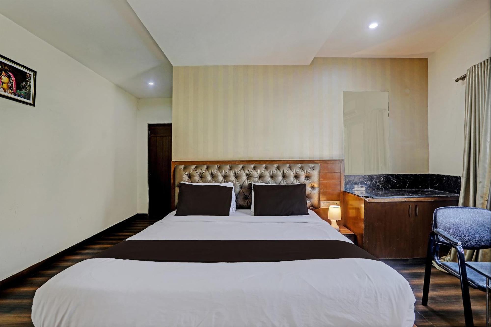 Capital O Surabhi Elite Near Miraj Cinemas - Shalini Shivani Sururnagar Exterior photo